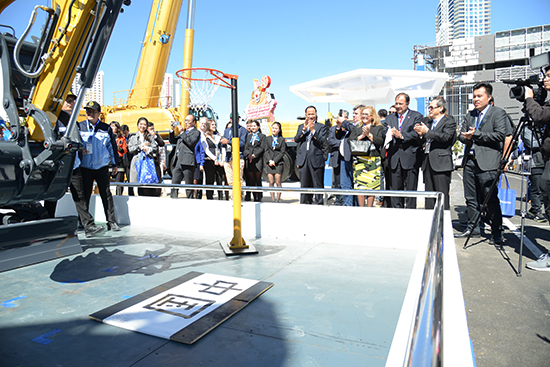 徐工XE35U液壓挖掘機現(xiàn)場揮毫潑墨、投籃表演,成為展場上的“閃亮明星”